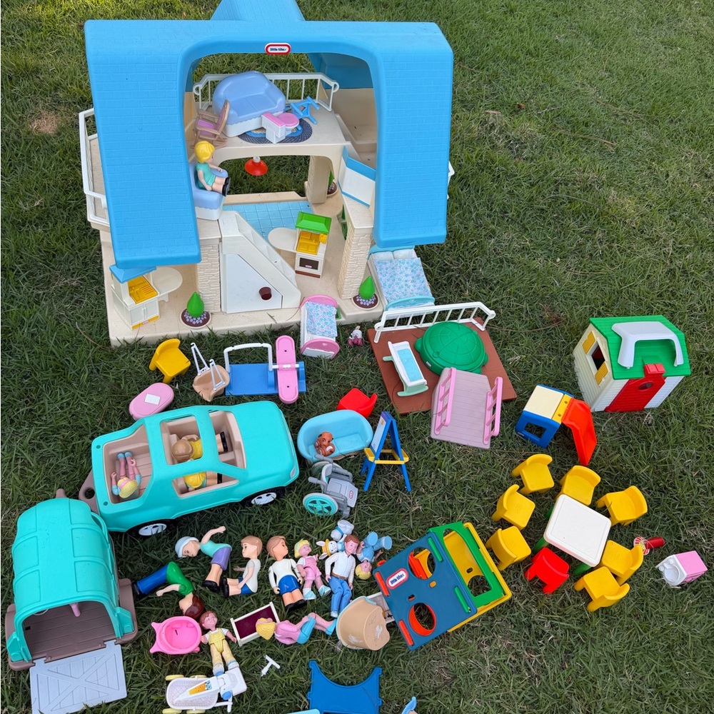 Vintage Fisher-Price Blue & Cream Playhouse Dollhouse 1989